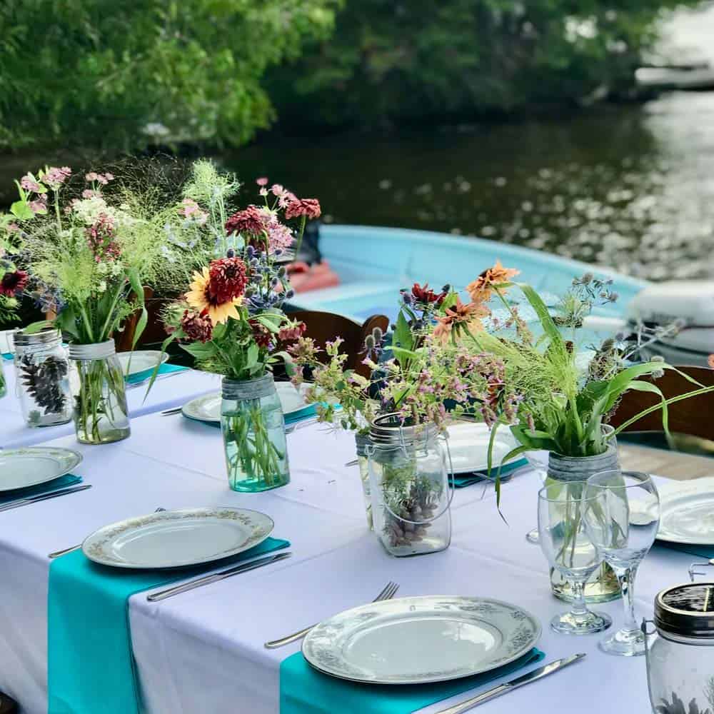 Wedding-Catering-Setting Formal place settings with bouquets